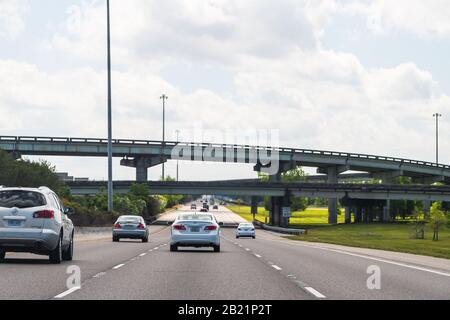 New Orleans, USA - 22. April 2018: Autobahn mit Autoverkehr mit Blick auf Überfahrbrücken und Himmel tagsüber Stockfoto