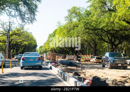 New Orleans, USA - 23. April 2018: Garden District Street in Louisiana Famous City mit Bauschild auf der Straße Stockfoto