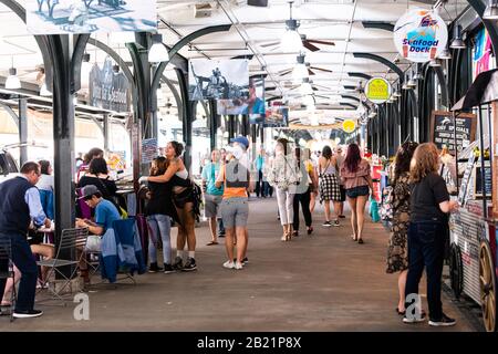 New Orleans, USA - 23. April 2018: Das französische Viertel überdachte Arkadenkost und Flohmarkt im Inneren der berühmten Stadt Louisiana im Tagesgeschäft Stockfoto