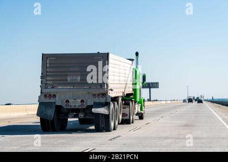 Slidell, USA - 24. April 2018: Autobahn i10 Überlandstraßenbrücke mit Verkehrsweg aus New Orleans mit LKW und Schild Stockfoto