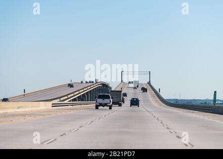 Slidell, USA - 24. April 2018: Autobahn i10 10 Straßenbrücke mit Verkehrsweg aus New Orleans mit Autos Stockfoto