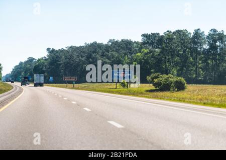 Pearlington, USA - 24. April 2018: Willkommen im Straßenschild von Mississippi mit Autos auf der Autobahn I10 an der Grenze zu Louisiana Stockfoto