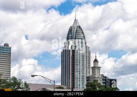 Mobile, USA - 24. April 2018: Südstadt Alabamas mit Nahaufnahme eines modernen Wolkenkratzers für Geschäftsgebäude Stockfoto