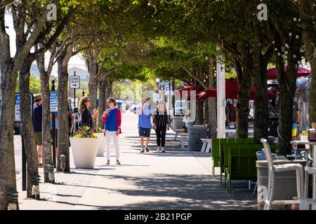 Seaside, USA - 25. April 2018: Restaurant fast Food Trucks in der historischen Stadt Beach Village während des sonnigen Tages in Florida panhandle Golf von mexiko Wi Stockfoto