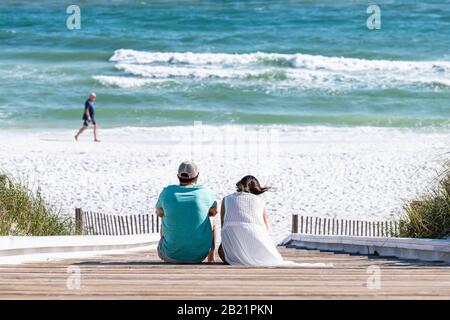 Seaside, USA - 25. April 2018: Florida Golf Küste Stadt Dorf Strand mit Meer Holz Boardwalk hohen Winkel Blick auf Stufen Stockfoto
