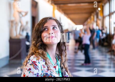 Firenze, Italien - 30. August 2018: Person Tourist Young Woman Happy Face Closeup auf Tour mit Blick auf das berühmte Museum Florence Uffizien Stockfoto