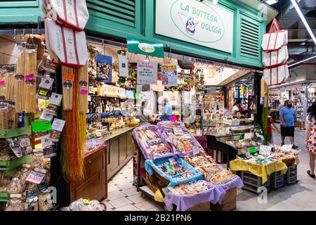 Florenz, Italien - 30. August 2018: Firenze mercato centrale Markt mit italienischen verpackten trockenen Gewürzen Souvenirgeschenke in der Stadt Stockfoto