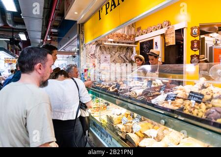 Florenz, Italien - 30. August 2018: Innenbereich des Zentralmarktes Firenze Centrale Mercato mit Menschen in der Warteschlange, die Lebensmittel von der Bäckerei bestellen Stockfoto