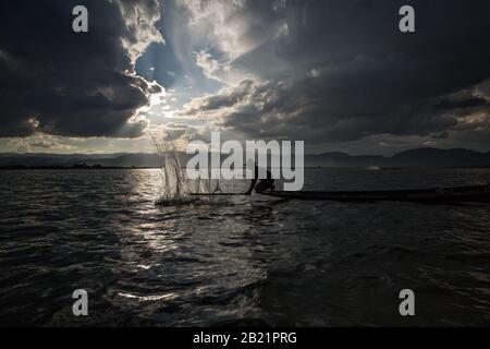 Lokalen Intha Fischer Ruderboot mit einem Bein, einzigartige lokale Praxis, Sonnenaufgang, Morgendämmerung, Inle-See, Shan State in Myanmar Stockfoto