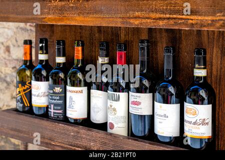 Montepulciano, Italien - 28. August 2018: Rote Weinflasche aus Argirio, Avignonesi und Gemella im Ladengeschäft in der toskanischen Stadt oder Stadt Tusc Stockfoto