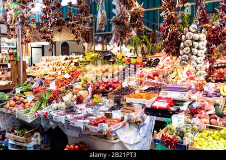 Florenz, Italien - 30. August 2018: Mercato centrale, zentraler Markt mit Verkaufsstand für frische Landwirte, die Obst Gemüse herstellen Stockfoto