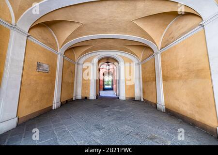 Siena, Italien - 27. August 2018: Enge Gasse oder Torbogen im historischen mittelalterlichen Altstadtsdorf in der Toskana mit niemand und Bogengang Stockfoto