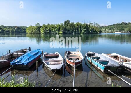Kleine Boote moorierten am Ufer des Flusses Adda. Trezzo sull'Adda (MAILAND), ITALIEN - 31. Mai 2019. Stockfoto