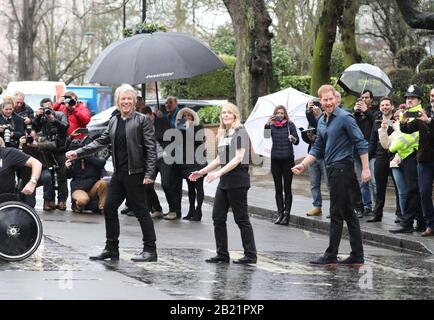 London, Großbritannien. Februar 2020. Prinz Harry, Herzog von Sussex, besucht die Abbey Road Studios, um Jon Bon Jovi und Mitglieder des Invictus Games Choir zur Aufnahme einer Single in der Hilfe der Invictus Games Foundation zu treffen. Prinz Harry, Herzog von Sussex, Besuch der Abbey Road Studios, London, Großbritannien, am 28. Februar 2020. Credit: Paul Marriott/Alamy Live News Stockfoto