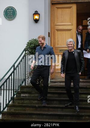 London, Großbritannien. Februar 2020. Prinz Harry, Herzog von Sussex, besucht die Abbey Road Studios, um Jon Bon Jovi und Mitglieder des Invictus Games Choir zur Aufnahme einer Single in der Hilfe der Invictus Games Foundation zu treffen. Prinz Harry, Herzog von Sussex, Besuch der Abbey Road Studios, London, Großbritannien, am 28. Februar 2020. Credit: Paul Marriott/Alamy Live News Stockfoto