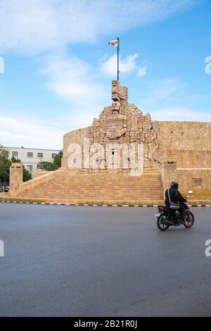 Denkmal für das Vaterland (1956) des kolumbianischen Bildhauers Romulo Rozo Pena in Paseo De Montejo, Merida, Mexiko Stockfoto