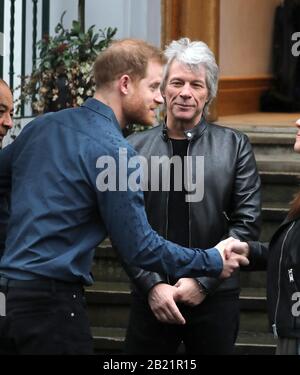 London, Großbritannien. Februar 2020. Prinz Harry, Herzog von Sussex, besucht die Abbey Road Studios, um Jon Bon Jovi und Mitglieder des Invictus Games Choir zur Aufnahme einer Single in der Hilfe der Invictus Games Foundation zu treffen. Prinz Harry, Herzog von Sussex, Besuch der Abbey Road Studios, London, Großbritannien, am 28. Februar 2020. Credit: Paul Marriott/Alamy Live News Stockfoto
