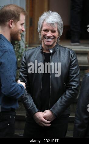 London, Großbritannien. Februar 2020. Prinz Harry, Herzog von Sussex, besucht die Abbey Road Studios, um Jon Bon Jovi und Mitglieder des Invictus Games Choir zur Aufnahme einer Single in der Hilfe der Invictus Games Foundation zu treffen. Prinz Harry, Herzog von Sussex, Besuch der Abbey Road Studios, London, Großbritannien, am 28. Februar 2020. Credit: Paul Marriott/Alamy Live News Stockfoto