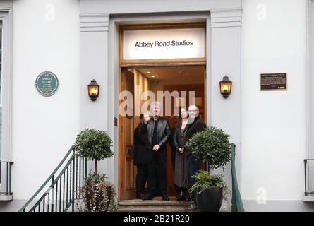 London, Großbritannien. Februar 2020. Jon Bon Jovi winkt, während er darauf wartet, dass Prinz Harry, Herzog von Sussex, die Abbey Road Studios besucht, um Jon Bon Jovi und Mitglieder des Invictus Games Choir für die Aufnahme einer Single zur Unterstützung der Invictus Games Foundation zu treffen. Prinz Harry, Herzog von Sussex, Besuch der Abbey Road Studios, London, Großbritannien, am 28. Februar 2020. Credit: Paul Marriott/Alamy Live News Stockfoto