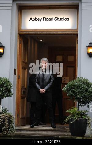 London, Großbritannien. Februar 2020. Jon Bon Jovi in den Abbey Road Studios, um Prinz Harry, den Herzog von Sussex und Mitglieder des Invictus Games Choir, für die Aufnahme einer Single zur Unterstützung der Invictus Games Foundation zu treffen. Prinz Harry, Herzog von Sussex, Besuch der Abbey Road Studios, London, Großbritannien, am 28. Februar 2020. Credit: Paul Marriott/Alamy Live News Stockfoto