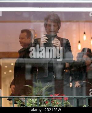 London, Großbritannien. Februar 2020. Jon Bon Jovi macht sich ein Bild von der Presse und der Öffentlichkeit, während er auf Prinz Harry, Herzog von Sussex, wartet, die Abbey Road Studios besucht, um Jon Bon Jovi und Mitglieder des Invictus Games Choir für die Aufnahme einer Single in Aid der Invictus Games Foundation zu treffen. Prinz Harry, Herzog von Sussex, Besuch der Abbey Road Studios, London, Großbritannien, am 28. Februar 2020. Credit: Paul Marriott/Alamy Live News Stockfoto