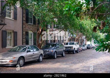 Die Batterie ist eine schöne Gegend im historischen Viertel von Charleston, South Carolina. Es enthält Rainbow Row, einen Stadtpark und Kutschfahrten. Stockfoto