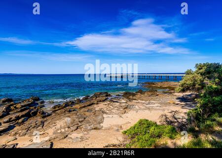 Der Lorne Vorplatz und sein langer Holzsteg. Great Ocean Road, Victoria, Australien. Stockfoto