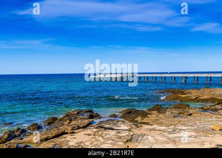 Der Lorne Vorplatz und sein langer Holzsteg. Great Ocean Road, Victoria, Australien. Stockfoto