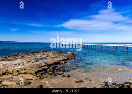 Der Lorne Vorplatz und sein langer Holzsteg. Great Ocean Road, Victoria, Australien. Stockfoto