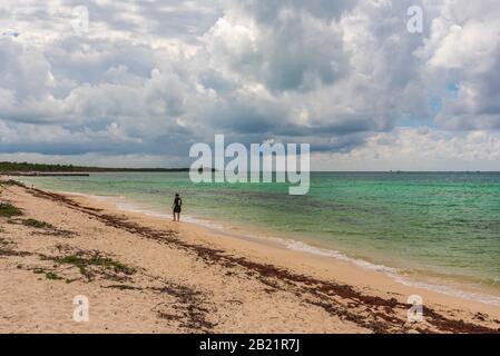 Cozumel, Mexiko - 4. Februar 2019: Ein Mann geht allein an einem schönen Strand von Cozumel Stockfoto