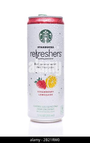 Irvine, KALIFORNIEN - 14. DEZEMBER 2017: Starbucks Refreshers Strawberry Lemonade. Die Sekt wird mit echtem Fruchtsaft zubereitet und ist leicht Stockfoto