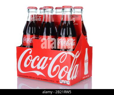 Irvine, CA - 29. Januar 2014: Ein 6PK Coca-Cola Classic Flaschen. Coca-Cola ist eines der beliebtesten kohlensäurehaltigen Getränke der Welt. Stockfoto