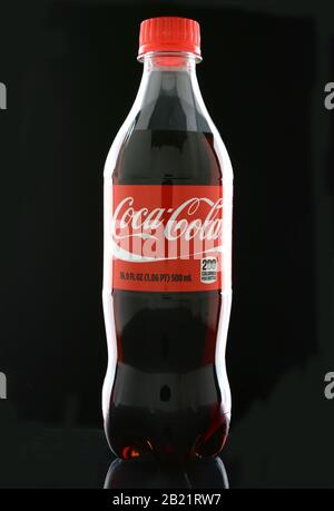 Irvine, CA - 15. JANUAR 2015: Eine Flasche Coca-Cola auf Schwarz. Cola ist eines der beliebtesten kohlensäurehaltigen Getränke der Welt. Stockfoto