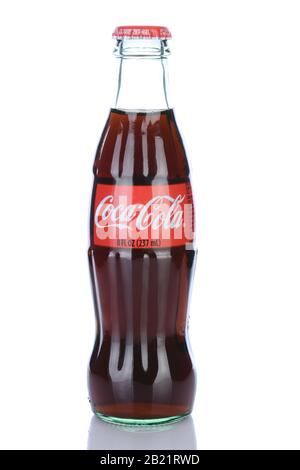 Irvine, CA - 29. Januar 2014: Eine 8-Unze-Flasche Coca-Cola Classic. Coca-Cola ist eines der beliebtesten kohlensäurehaltigen Getränke der Welt. Stockfoto