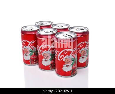 Irvine, KALIFORNIEN - 17. DEZEMBER 2017: Ein Sechs-Pack Coca-Cola-Weihnachtsdosen. Die Dosen in limitierter Auflage sind mit dem Weihnachtsmann für die Weihnachtszeit ausgestattet. Stockfoto
