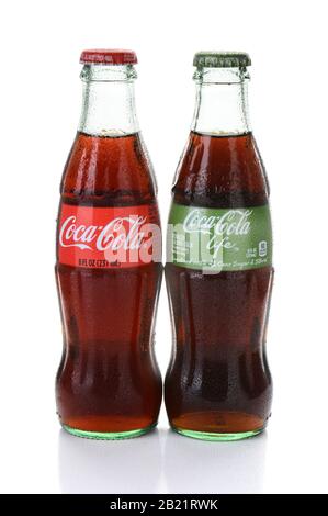 Irvine, CA - 15. FEBRUAR 2015: Coca-Cola- und Coca-Cola-Lebensflaschen. Das Leben ist ein kalorienreduziertes alkoholfreies Getränk, das mit Rohrzucker und Stevia, Conta, versüßt wird Stockfoto