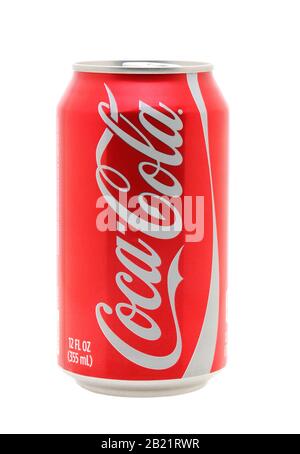 Irvine, CA - 11. Januar 2013: Foto einer 12-Unze-Dose von Coca-Cola Classic. Coca-Cola ist eines der beliebtesten kohlensäurehaltigen Getränke der Welt. Stockfoto