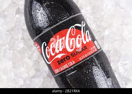 Irvine, KALIFORNIEN - 17. DEZEMBER 2017: Eine Flasche Coca-Cola Zero Sugar auf Eis. Das Getränk ersetzte eine frühere Version, die als Coca-Cola Zero and Co bekannt war Stockfoto