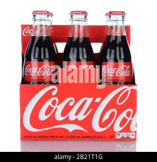 Irvine, CA - 29. Januar 2014: Ein 6PK Coca-Cola Classic Flaschen. Coca-Cola ist eines der beliebtesten kohlensäurehaltigen Getränke der Welt. Stockfoto