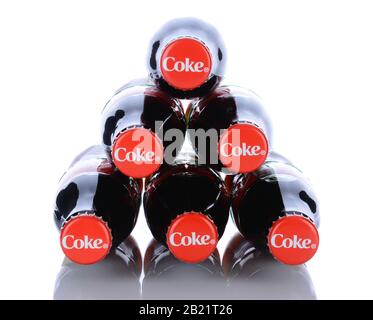 Irvine, CA - 29. Januar 2014: 6 Coca-Cola Classic Flaschen. Coca-Cola ist eines der beliebtesten kohlensäurehaltigen Getränke der Welt. Stockfoto