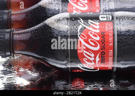 Irvine, KALIFORNIEN - 10. MÄRZ 2018: Coca-Cola Zero Sugar Bottles closeup. Das Getränk ersetzte eine frühere Version, bekannt als Coca-Cola Zero und Coke Ze Stockfoto