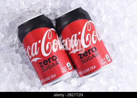 Irvine, KALIFORNIEN - 23. MAI 2018: Zwei Dosen Coca-Cola Zero Sugar auf Eis. Das Getränk ersetzte eine frühere Version, bekannt als Coca-Cola Zero und Coke Ze Stockfoto