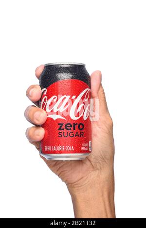 Irvine, KALIFORNIEN - 26. APRIL 2019: Nahaufnahme einer Hand, die eine kalte Dose von Coca-Cola Zero hält. Stockfoto