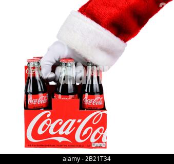 Irvine, CA - 12. DEZEMBER 2014: Weihnachtsmann hält eine 6-er Packung Coca-Cola Classic Flaschen. Coca-Cola ist eines der beliebtesten Karbonatbecher der Welt Stockfoto