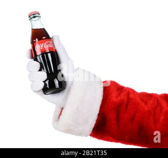 Irvine, CA - 12. DEZEMBER 2014: Weihnachtsmann hält eine Flasche Coca-Cola Classic. Coca-Cola ist eines der beliebtesten kohlensäurehaltigen Getränke der Welt. Stockfoto