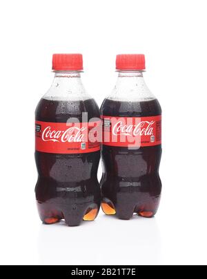 Irvine, KALIFORNIEN - 22. Januar 2017: Zwei Flaschen Coca-Cola. Coca-Cola ist eines der beliebtesten kohlensäurehaltigen Getränke der Welt. Stockfoto