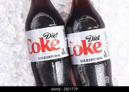 Irvine, KALIFORNIEN - 22. Januar 2017: 3 Flaschen Diet Coke auf Eis. Coca-Cola ist eines der beliebtesten kohlensäurehaltigen Getränke der Welt. Stockfoto