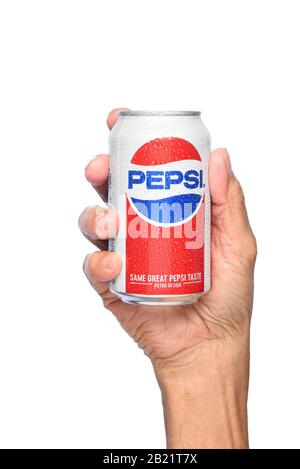 Irvine, KALIFORNIEN - 26. APRIL 2019: Nahaufnahme einer Hand, die eine kalte Dose von Pepsi Cola hält. Stockfoto