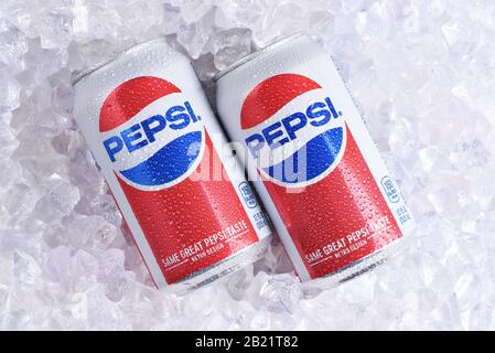 Irvine, KALIFORNIEN - 23. MAI 2018: Zwei Dosen Pepsi-Cola auf Eis. Pepsi ist einer der führenden Hersteller von Limonade und Erfrischungsgetränken in den USA. Stockfoto