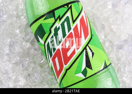 Irvine, KALIFORNIEN, 17. DEZEMBER 2017: MTN Dew Bottle Closeup auf Eis. Mountain Dew ist ein kohlensäurehaltiges Erfrischungsgetränk aus Zitrusfrüchten, das von PepsiCo hergestellt und im Besitz von PepsiCo ist. Stockfoto